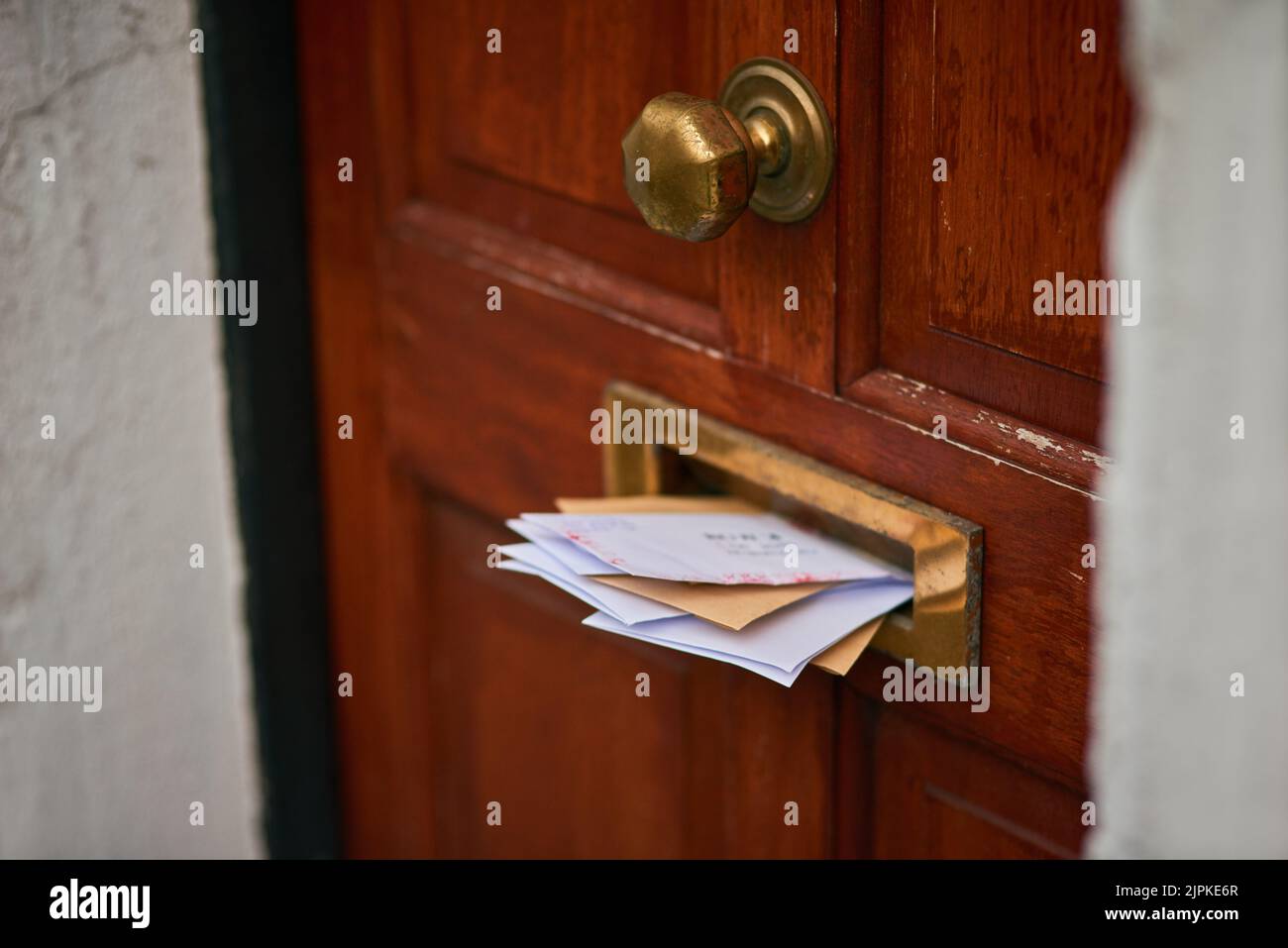 Quelqu'un n'a pas vérifié son courrier dans un moment. Lettres dans une boîte de lettre. Banque D'Images