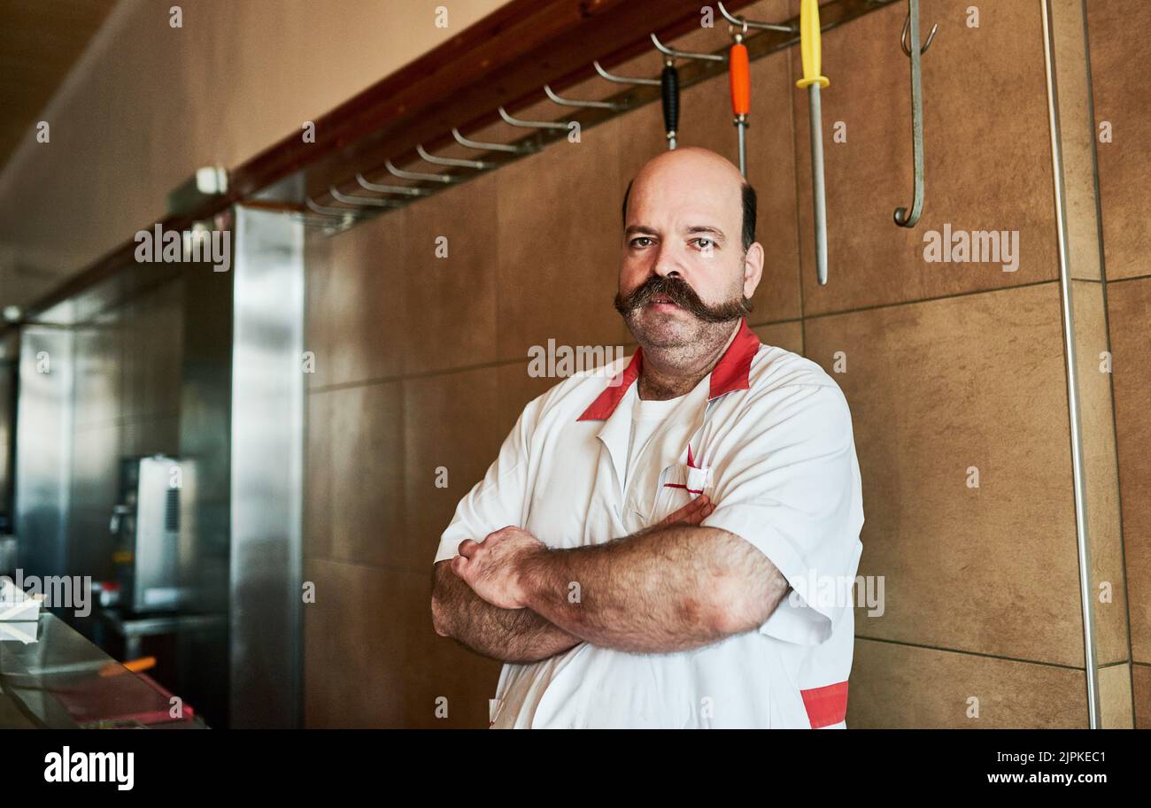Si vous voulez de la viande de qualité, hes l'homme à voir. Un boucher à son magasin. Banque D'Images
