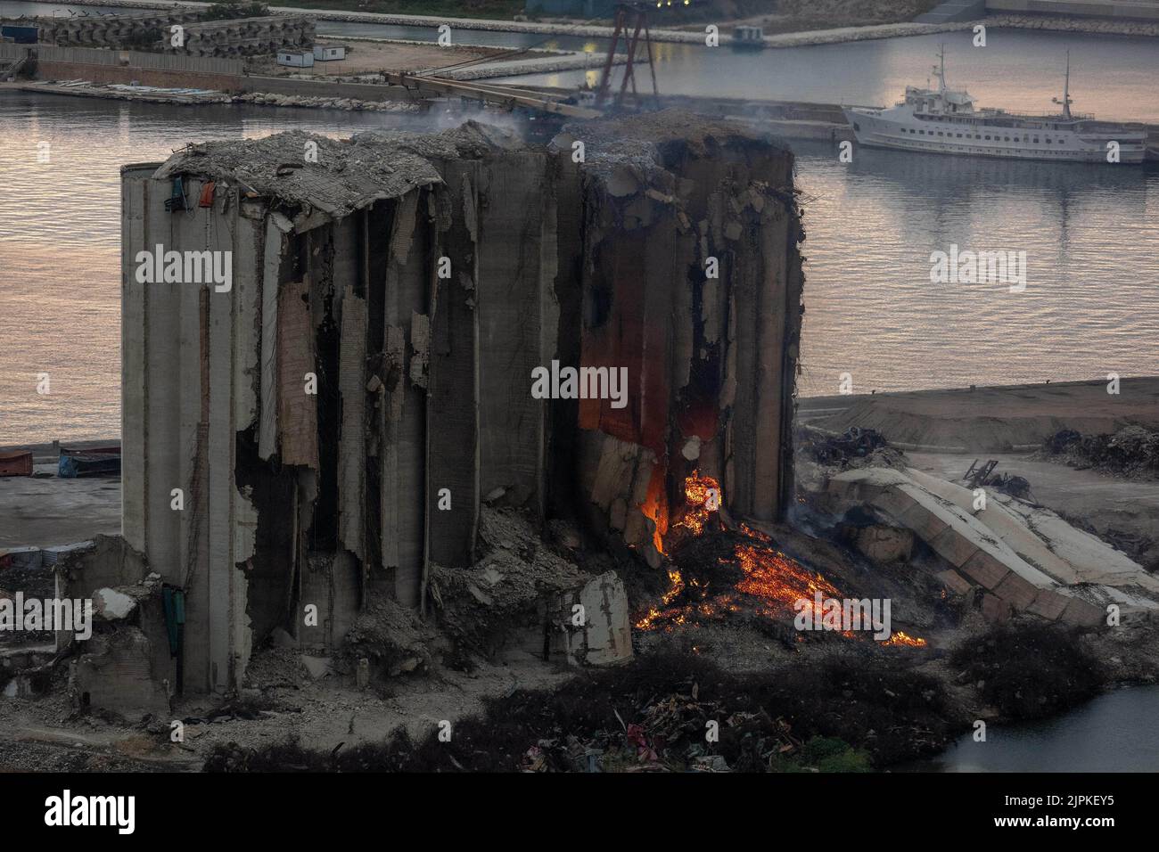 Un grand incendie se poursuit dans les silos à céréales qui ont été lourdement endommagés lors de l'explosion d'août 2020 au port de Beyrouth, au Liban, comme on l'a vu sur 18 août 2022. L'incendie a été allumé pendant plusieurs semaines et a détruit des parties des silos, que les familles des victimes souhaitent garder et maintenir comme un mémorial pour l'explosion de 4 août 2020. Photo par Ammar Abd Rabbo/ABACAPRESS.COM Banque D'Images