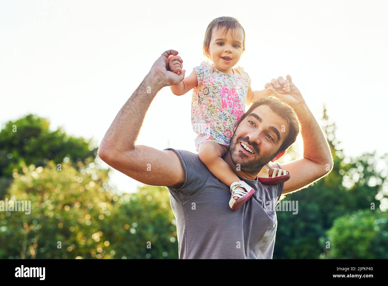 Maintenant vous avez une meilleure vue. Un jeune père avec sa petite fille dehors. Banque D'Images