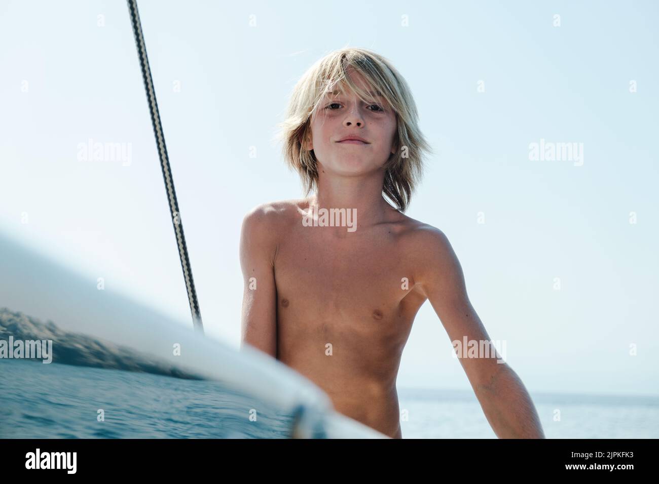 Portrait d'un enfant en vacances d'été au bord de la mer. Banque D'Images