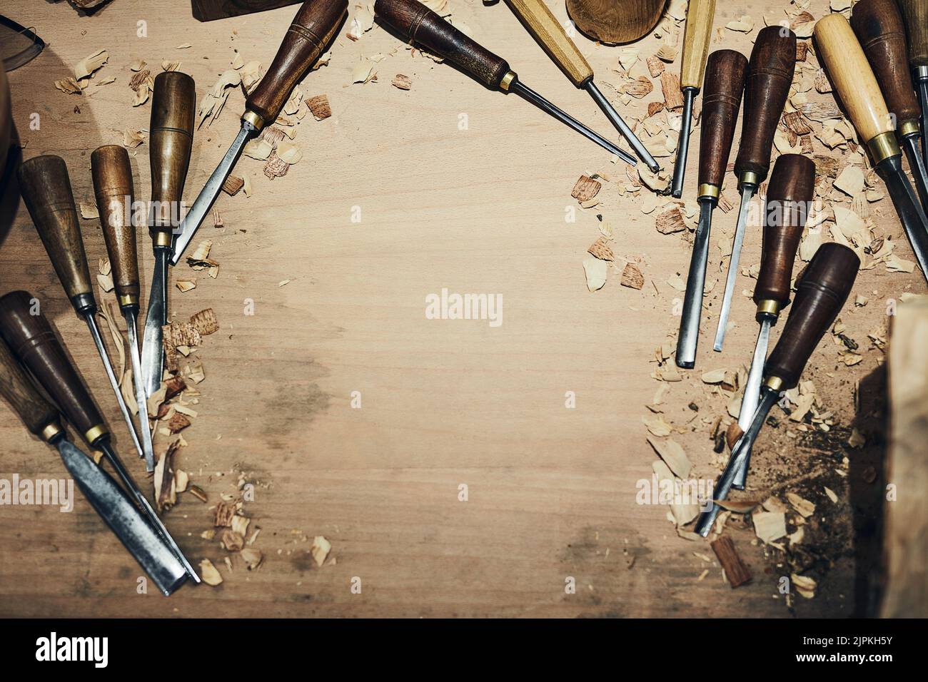 Les outils qui aident à transformer le bois en art l'intérieur d'un atelier d'artisans. Banque D'Images