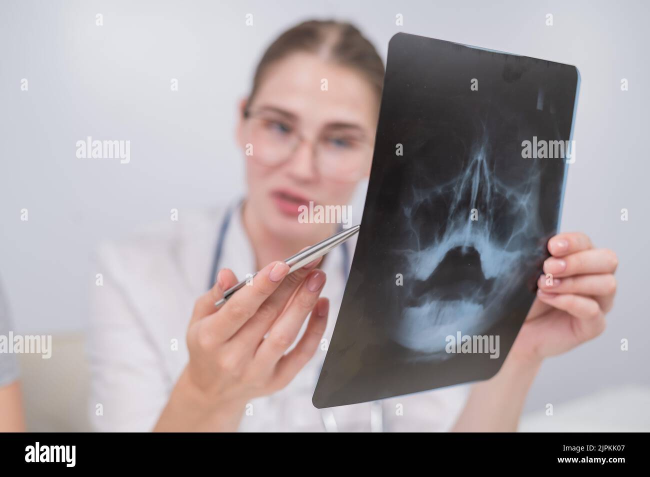 Femme médecin regardant une radiographie des sinus. Banque D'Images