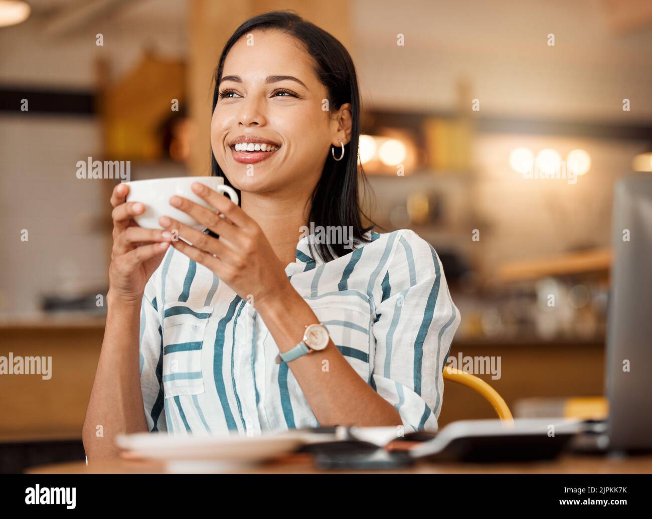 Une femme attentionnés, détendue et satisfaite qui boit du café, pense et profite de la pause-petit-déjeuner dans un café. Souriez dame, joyeuse et ayant des idées positives Banque D'Images