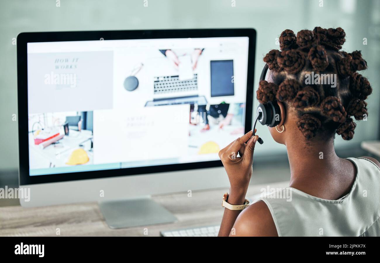 En ligne, les affaires et le support d'un conseiller ou d'un agent professionnel du service à la clientèle sur appel au travail. Internet, web et services à distance de femme Banque D'Images