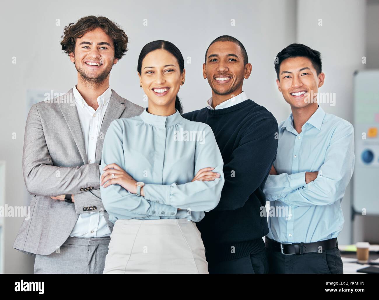 Hommes d'affaires, équipe ou groupe de jeunes professionnels, personnel ou stagiaires en unité au bureau. Portrait de divers employés de l'entreprise, collègues et Banque D'Images