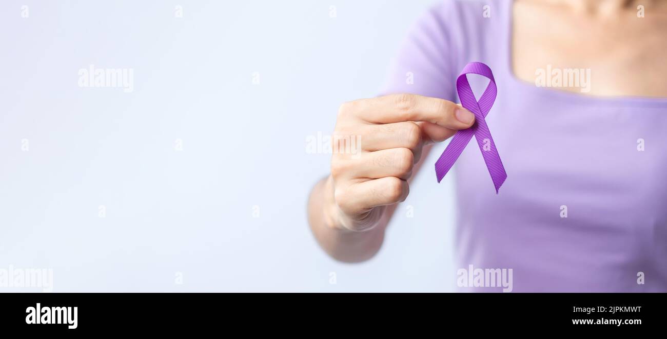 Ruban violet pour la violence, pancréatique, œsophagienne, cancer du testicule, Alzheimer, Épilepsie, lupus, sarcoïdose et fibromyalgie. Mois de sensibilisation et W Banque D'Images