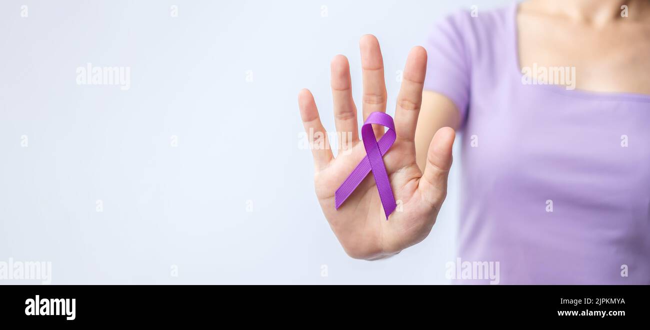Ruban violet pour la violence, pancréatique, œsophagienne, cancer du testicule, Alzheimer, Épilepsie, lupus, sarcoïdose et fibromyalgie. Mois de sensibilisation et W Banque D'Images