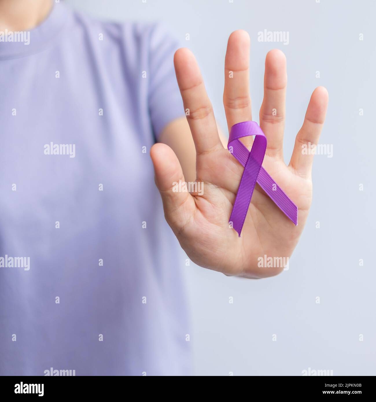 Ruban violet pour la violence, pancréatique, œsophagienne, cancer du testicule, Alzheimer, Épilepsie, lupus, sarcoïdose et fibromyalgie. Mois de sensibilisation et W Banque D'Images