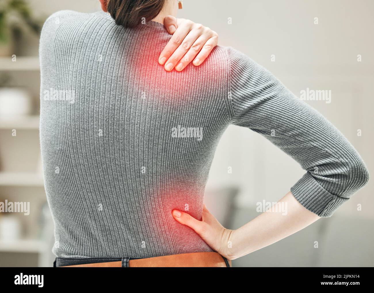 Douleur d'épaule, de hanche et de dos d'une femme touchant et tenant une zone douloureuse sur son corps en rouge. Gros plan d'une tension, d'une douleur et d'une gêne ressentie par une femme Banque D'Images