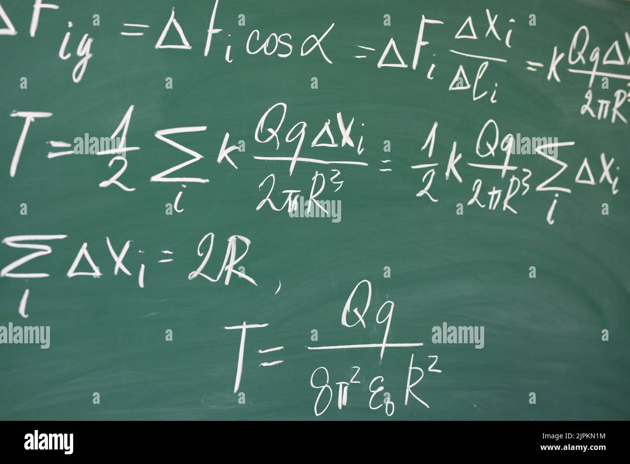 Formules mathématiques écrites sur tableau noir. Banque D'Images