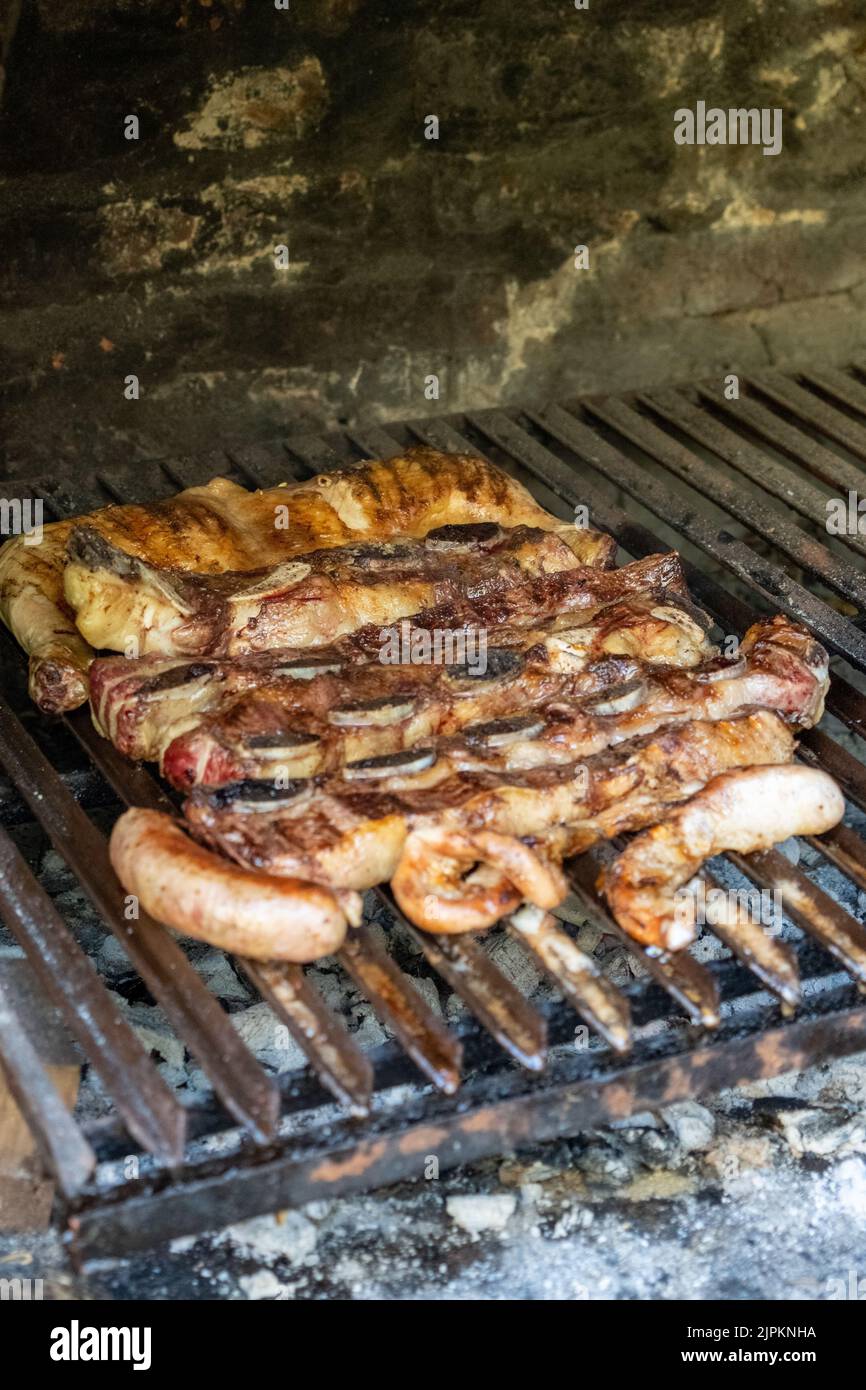 Un cliché vertical d'un barbecue argentin typique, avec du bœuf, du poulet  et des viscères Photo Stock - Alamy