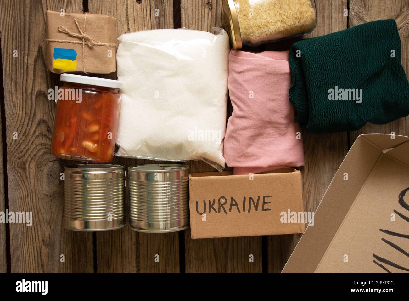 Collecte d'un kit alimentaire humanitaire pour aider les personnes qui ont souffert pendant la guerre aux mains de la Russie, mettre fin à la guerre en Ukraine, aide humanitaire 2022 Banque D'Images