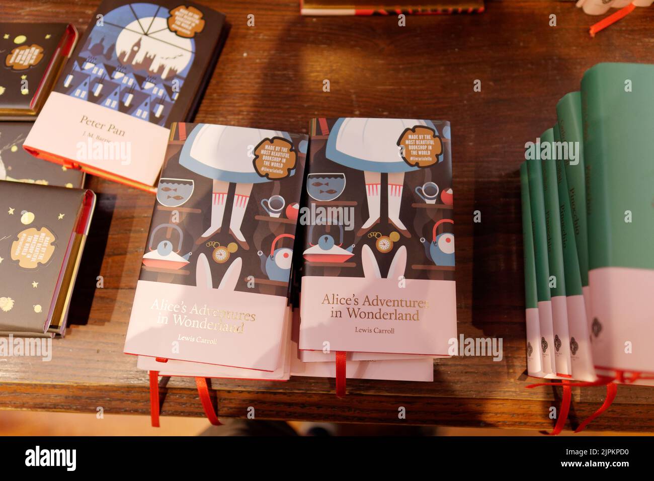 Livres à Livraria Lello aka Lello Librairie à Porto, Portugal. L'auteur JK Rowling a visité le magasin tout en travaillant à Porto. Banque D'Images