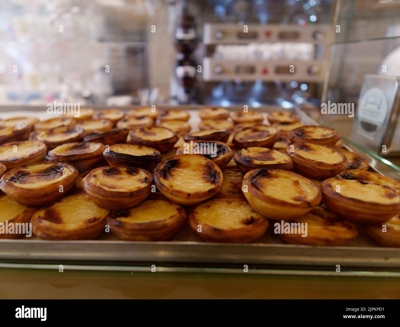 Des œufs en custards ou Pasteis de Nata, fraîchement sortis du four dans le magasin Manteigaria où ils vendent ces pâtisseries, ainsi que du café et du beverag, Porto, Portugal Banque D'Images