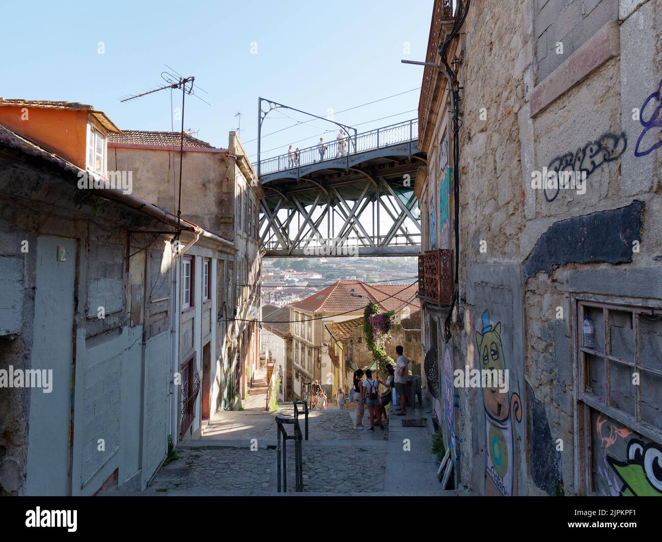 Marche en dessous du pont Louis I à Port, Portugal avec des murs couverts de graffitis dans les rues. Banque D'Images