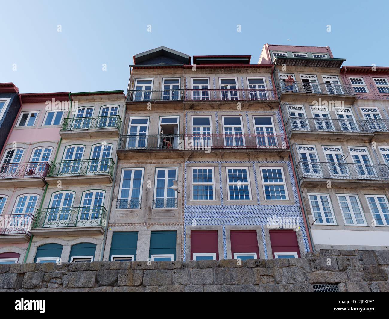 Gros plan sur le quartier Ribeira aka au bord de la rivière avec des maisons traditionnelles colorées avec balcon. Banque D'Images