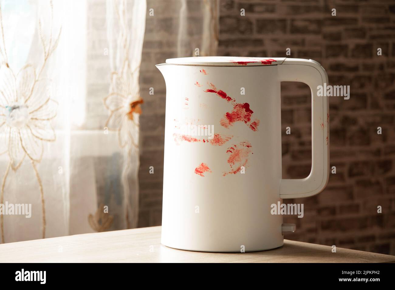 Bouilloire de cuisine blanche dans le sang volé par des voleurs russes de la maison ukrainienne pendant la guerre, les appareils ménagers dans le sang d'un ukrainien, Banque D'Images