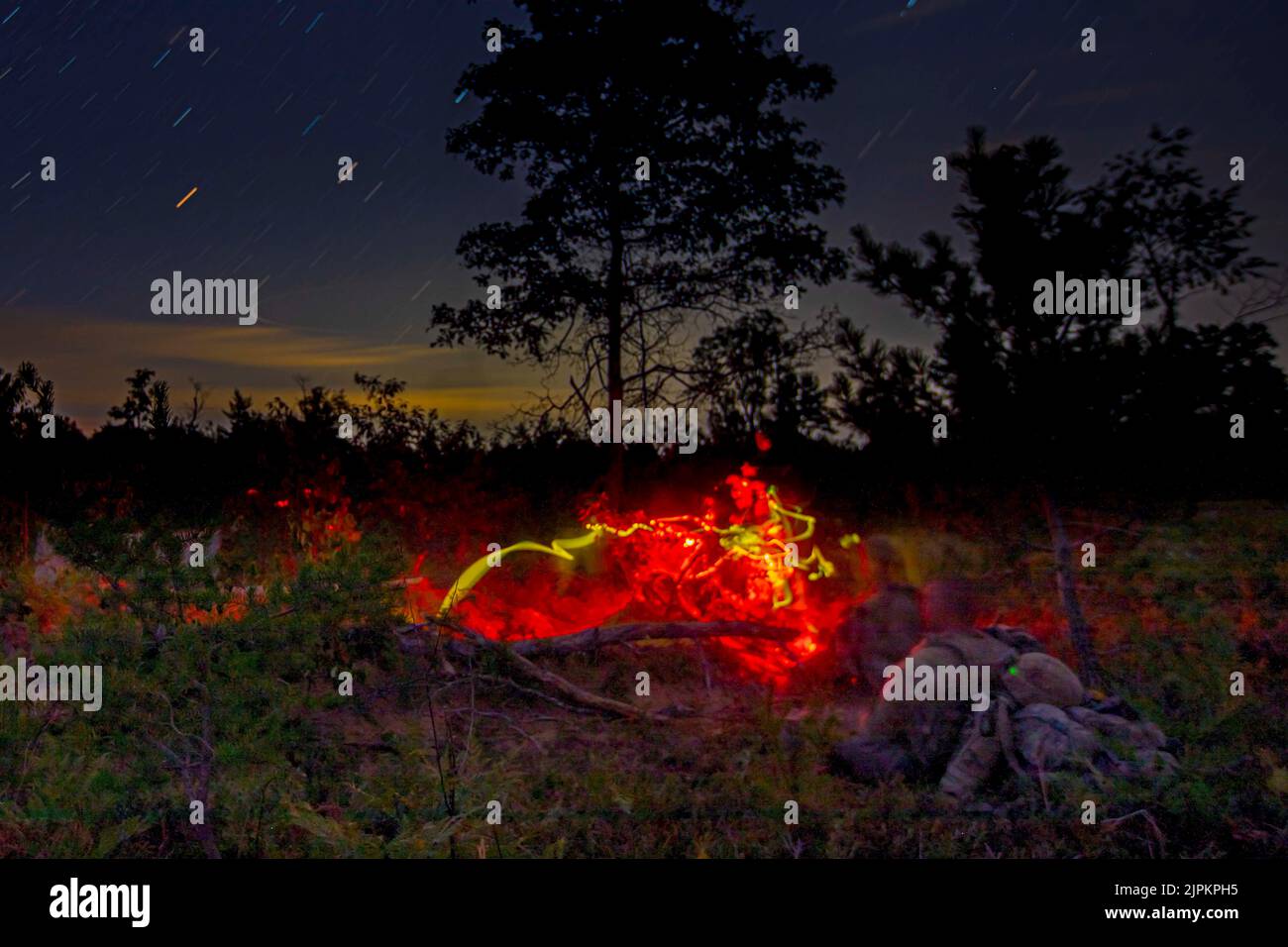 Camp Grayling, Michigan, États-Unis. 15th août 2022. Des soldats d'infanterie affectés au 1st Bataillon, 148th Infantry Regiment maniment des foxholes avant les opérations de force en force pendant l'opération Northern Strike au Camp Grayling, Michigan, août. 15, 2022. Ce type de formation est utilisé pour remariliariiser les unités avec des tactiques et des techniques qu'elles utiliseraient dans des scénarios réels. Credit: U.S. Navy/ZUMA Press Wire Service/ZUMAPRESS.com/Alamy Live News Banque D'Images