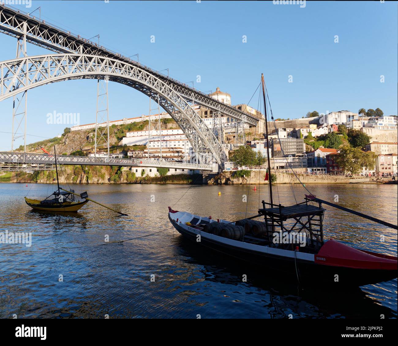 Le vin traditionnel transportant des bateaux sur le fleuve Douro à Porto avec le pont Luis I et Vila Nova de Gaia en arrière-plan Banque D'Images