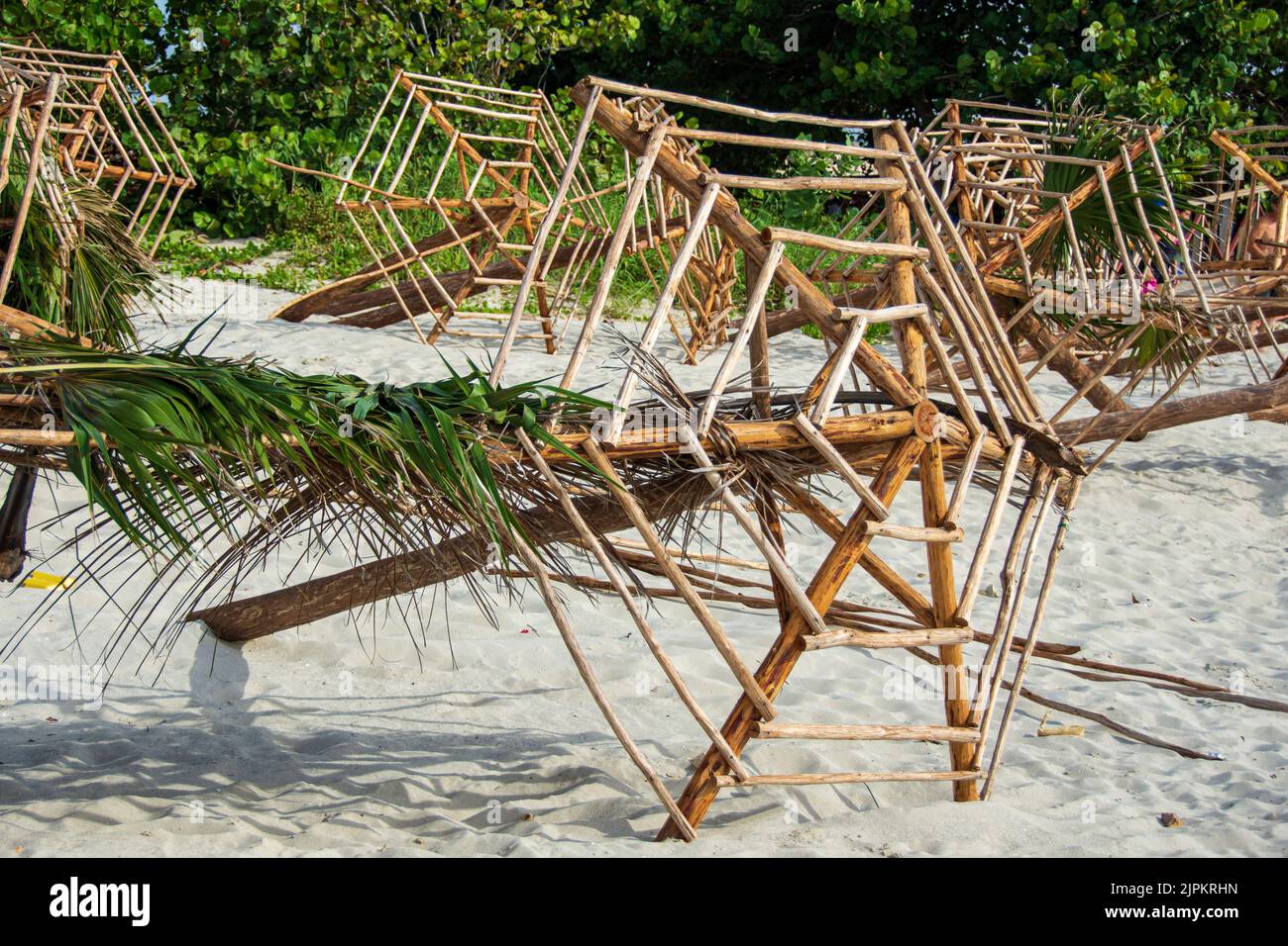 Parasols de plage endommagés après une tempête tropicale, Varadero Beach, Cuba. Banque D'Images