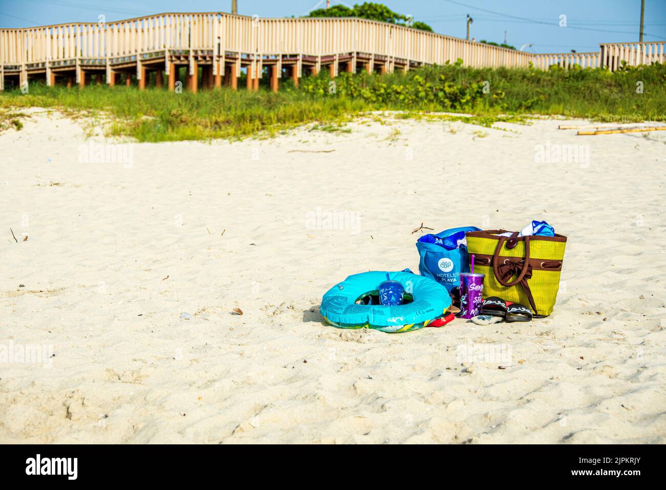 Plage sans surveillance arrière et accessoires de plage, Varadero Beach, Cuba. Banque D'Images