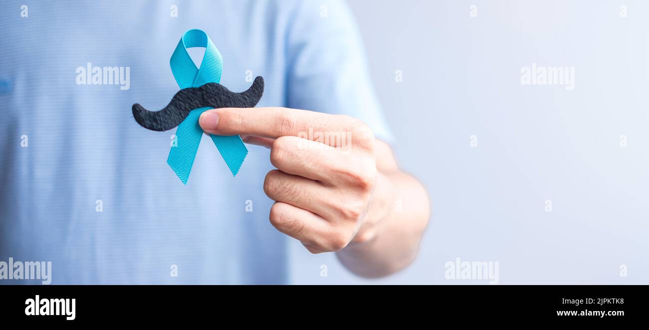 Novembre mois de sensibilisation au cancer de la prostate, ruban bleu avec moustache pour soutenir les personnes vivant et la maladie. Santé, hommes internationaux, Père an Banque D'Images