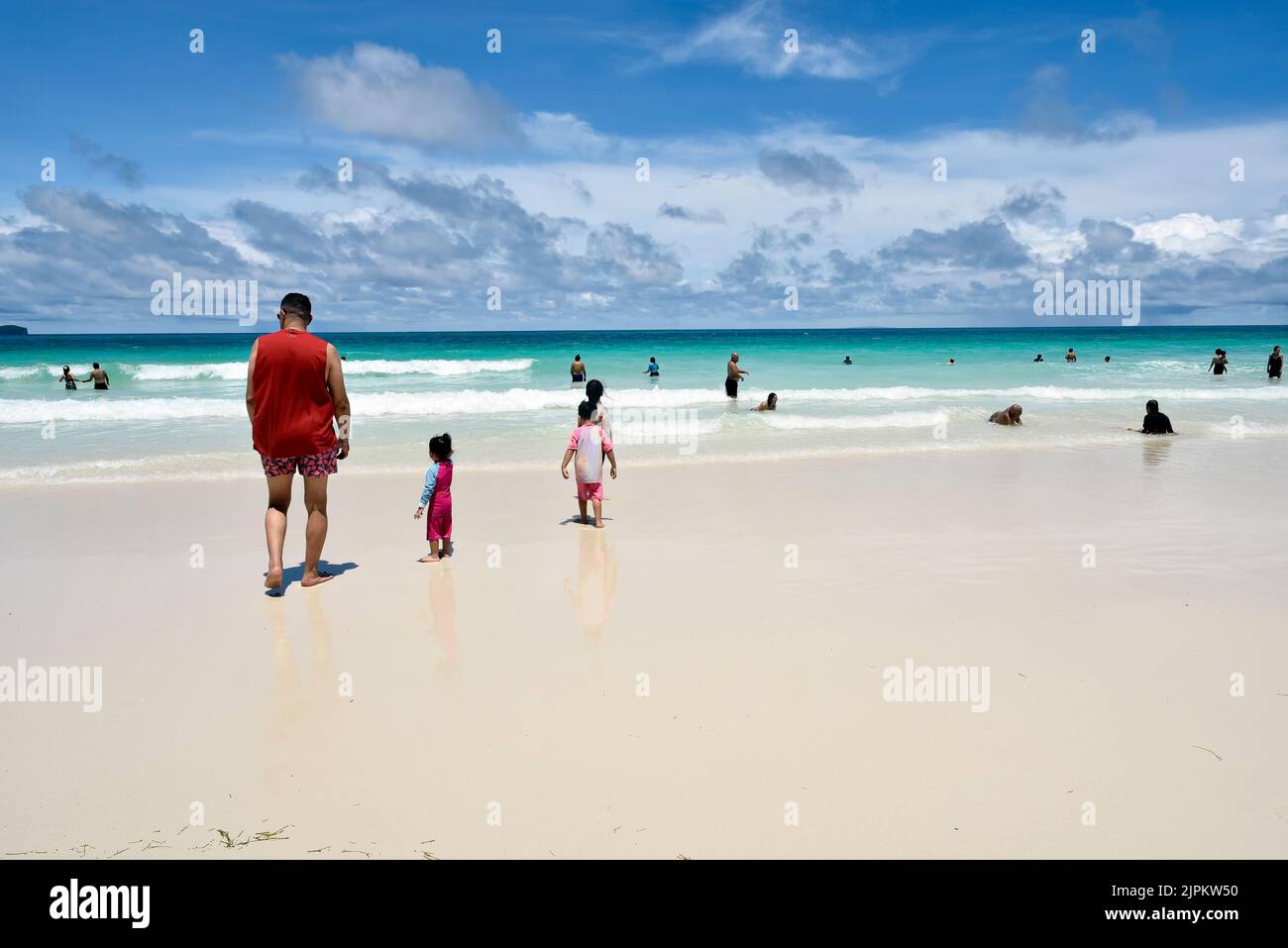 Boracay, Philippines, 10 juillet 2022, famille heureuse, Père et enfants jouant sur une plage de sable blanc. Banque D'Images