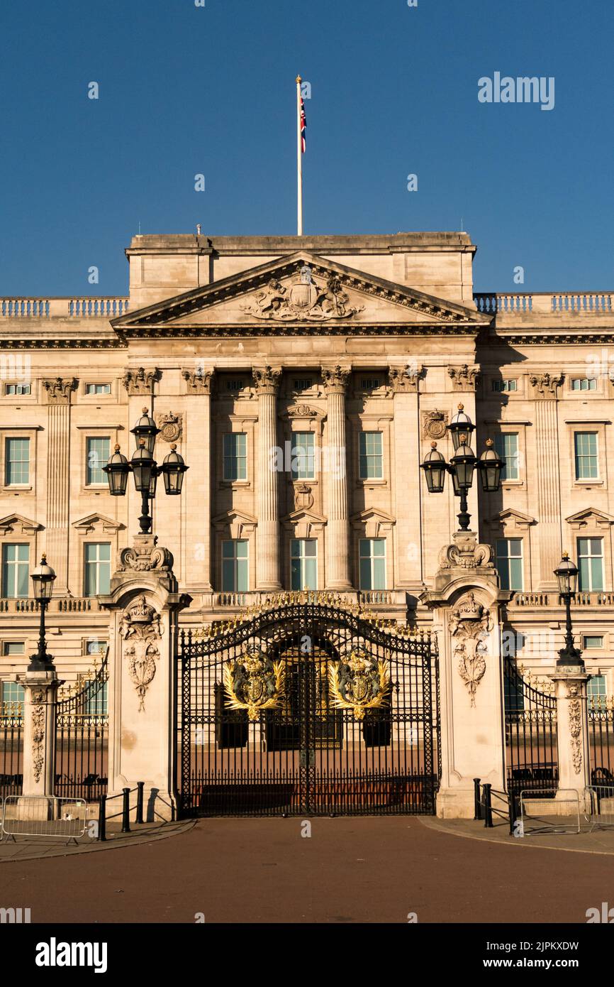 Vue sur la façade du palais de Buckingham par une journée ensoleillée à Londres Banque D'Images