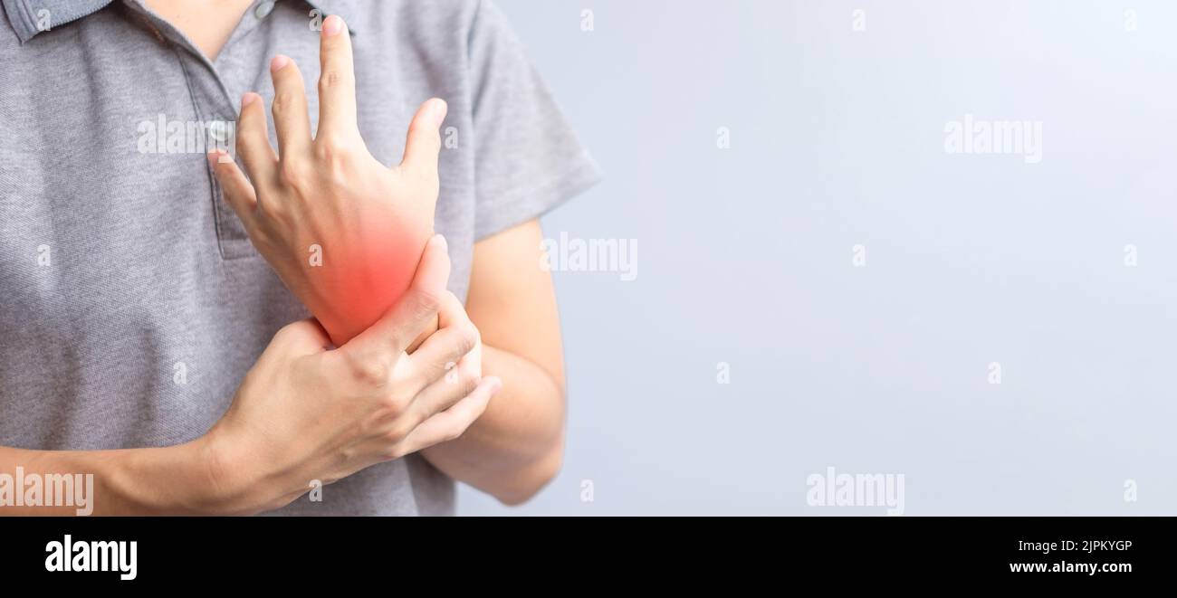 une femme qui a une douleur au poignet parce qu'elle a utilisé un smartphone ou un ordinateur pendant longtemps. Ténosynovite de Quervain, symptôme d'intersection, syndrome du tunnel carpien Banque D'Images