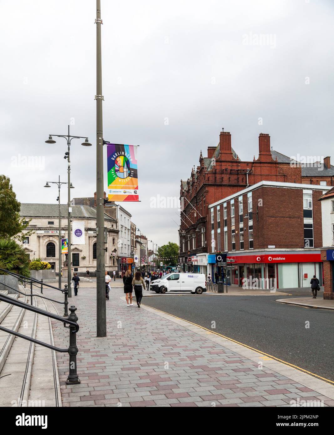 Une vue sur la scène de rue le long de la High Row menant à Northgate à Darlington, Angleterre, Royaume-Uni.signer la publicité gay Pride week-end Banque D'Images