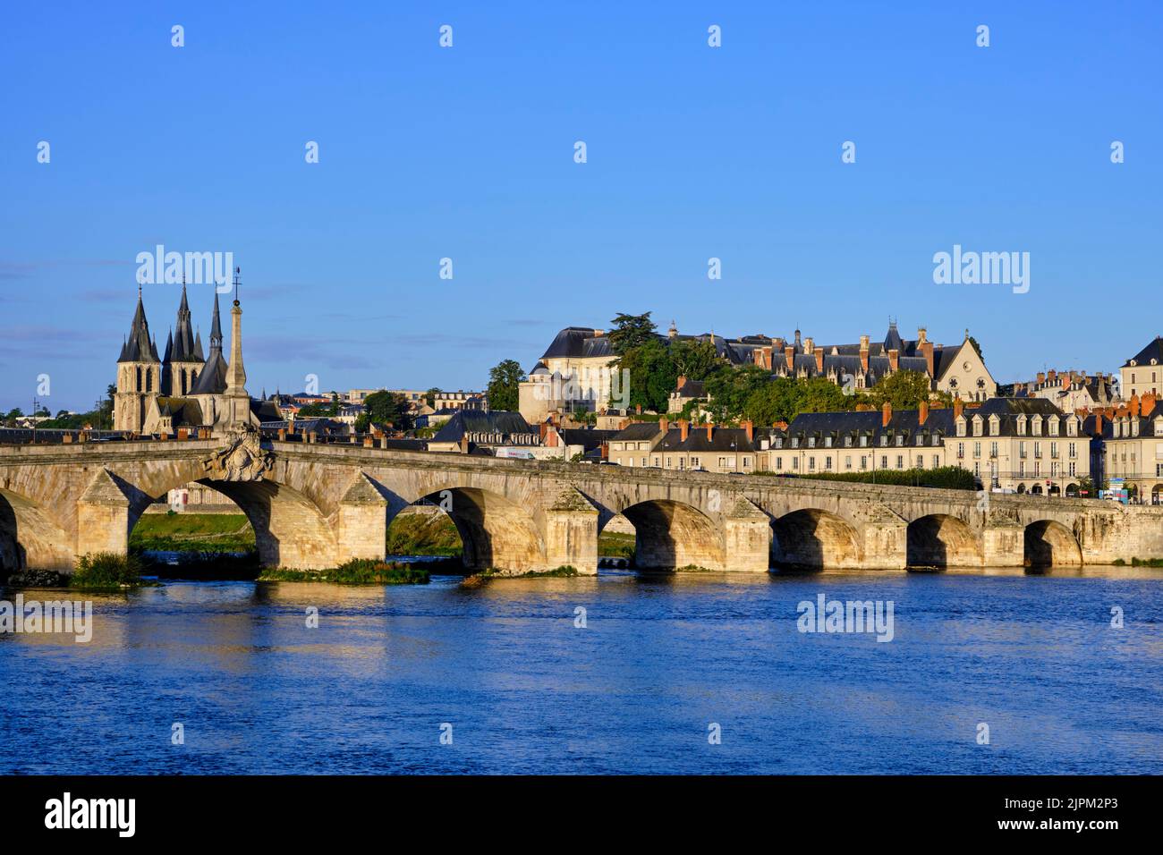 France, Loir-et-cher, le pont Jacques-Gabriel sur la Loire et en arrière-plan l'église Saint-Nicolas et le château Banque D'Images