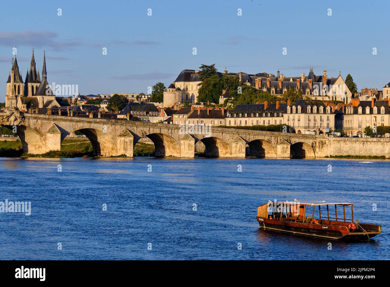 France, Loir-et-cher, le pont Jacques-Gabriel sur la Loire et en arrière-plan l'église Saint-Nicolas et le château Banque D'Images