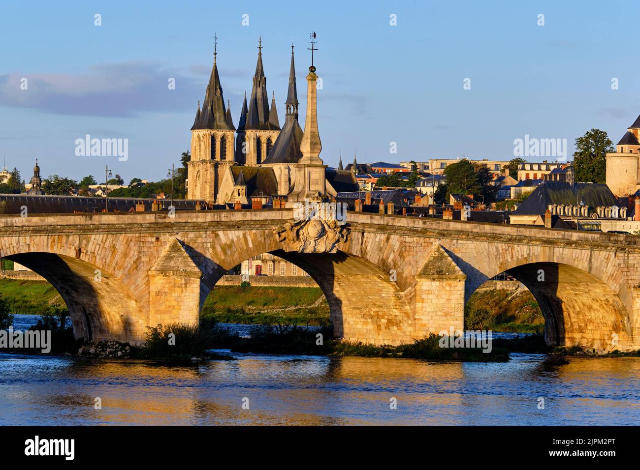 France, Loir-et-cher, le pont Jacques-Gabriel sur la Loire et en arrière-plan l'église Saint-Nicolas et le château Banque D'Images