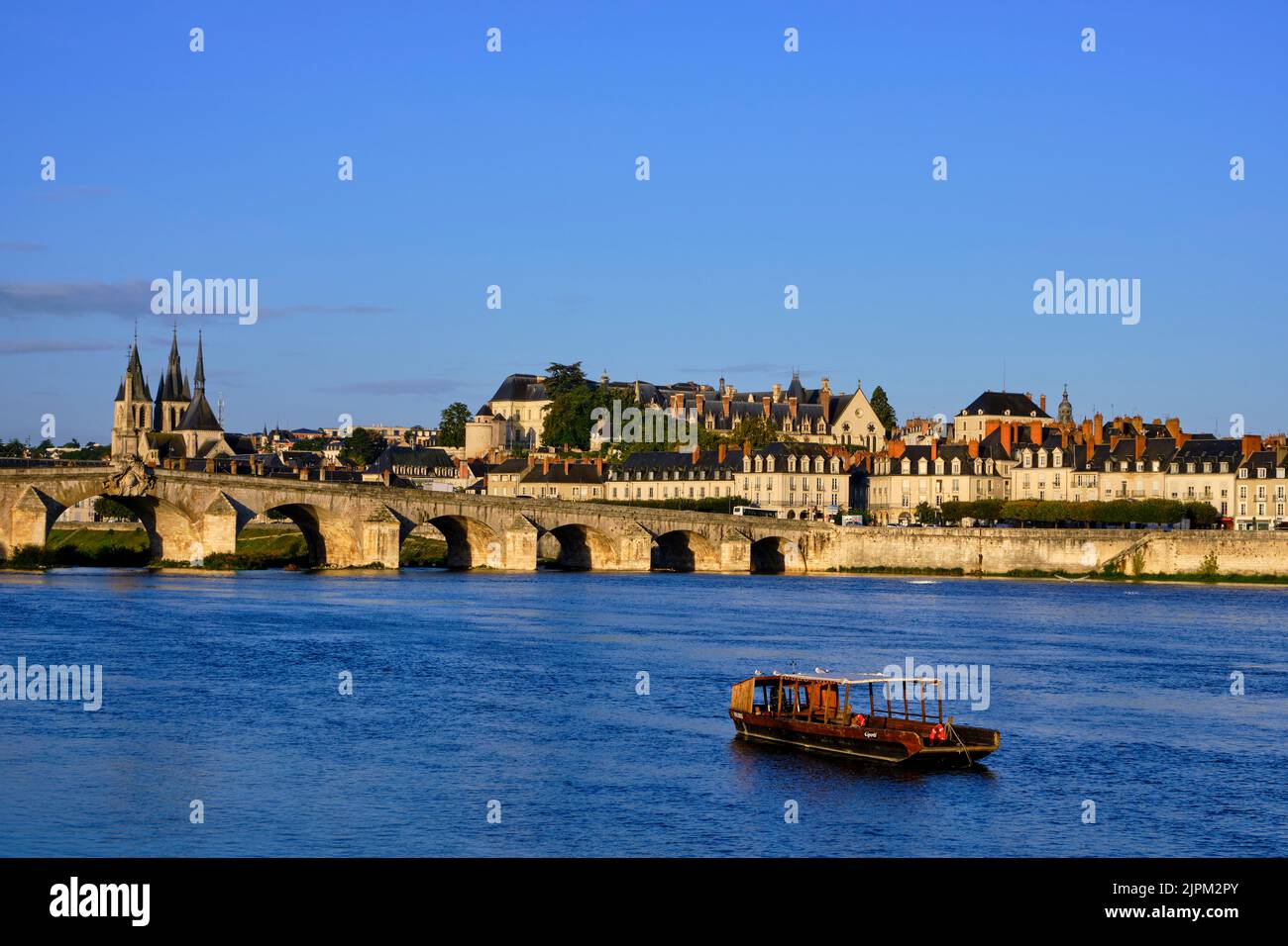 France, Loir-et-cher, le pont Jacques-Gabriel sur la Loire et en arrière-plan l'église Saint-Nicolas et le château Banque D'Images