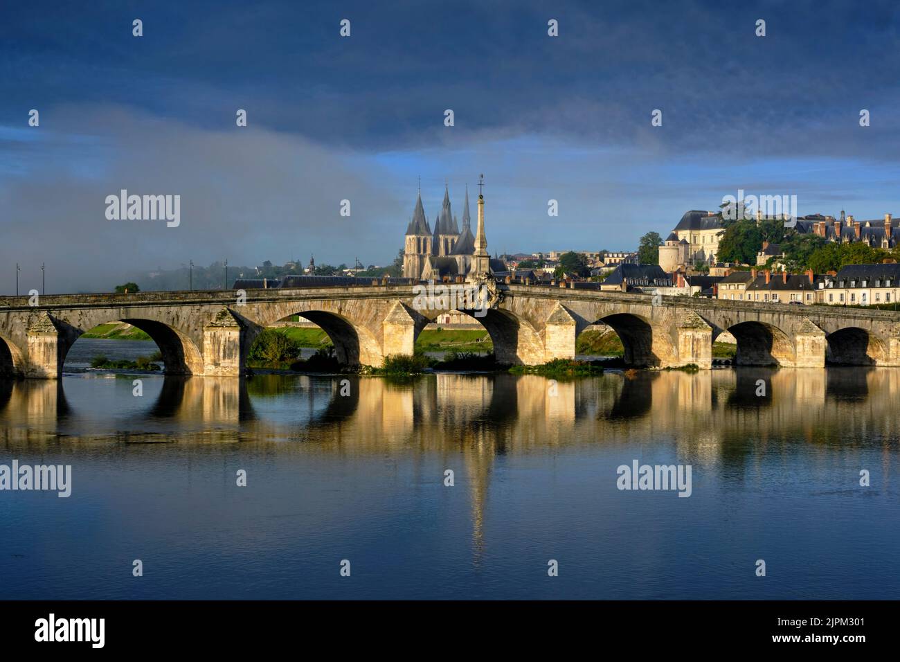 France, Loir-et-cher (41), Vallée de la Loire classée Patrimoine mondial de l'UNESCO, Blois, le pont Jacques-Gabriel sur la Loire et en arrière-plan le Banque D'Images