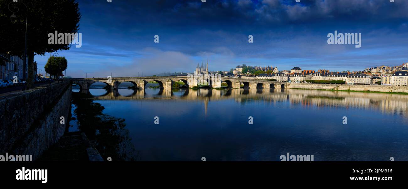 France, Loir-et-cher, le pont Jacques-Gabriel sur la Loire et en arrière-plan l'église Saint-Nicolas et le château Banque D'Images