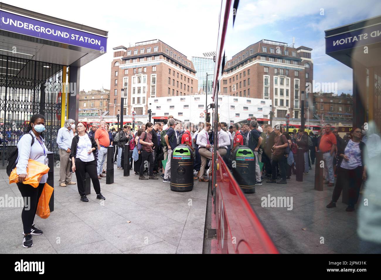 Les personnes qui attendent les bus devant la gare Victoria, dans le centre de Londres. Date de la photo: Vendredi 19 août 2022. Banque D'Images