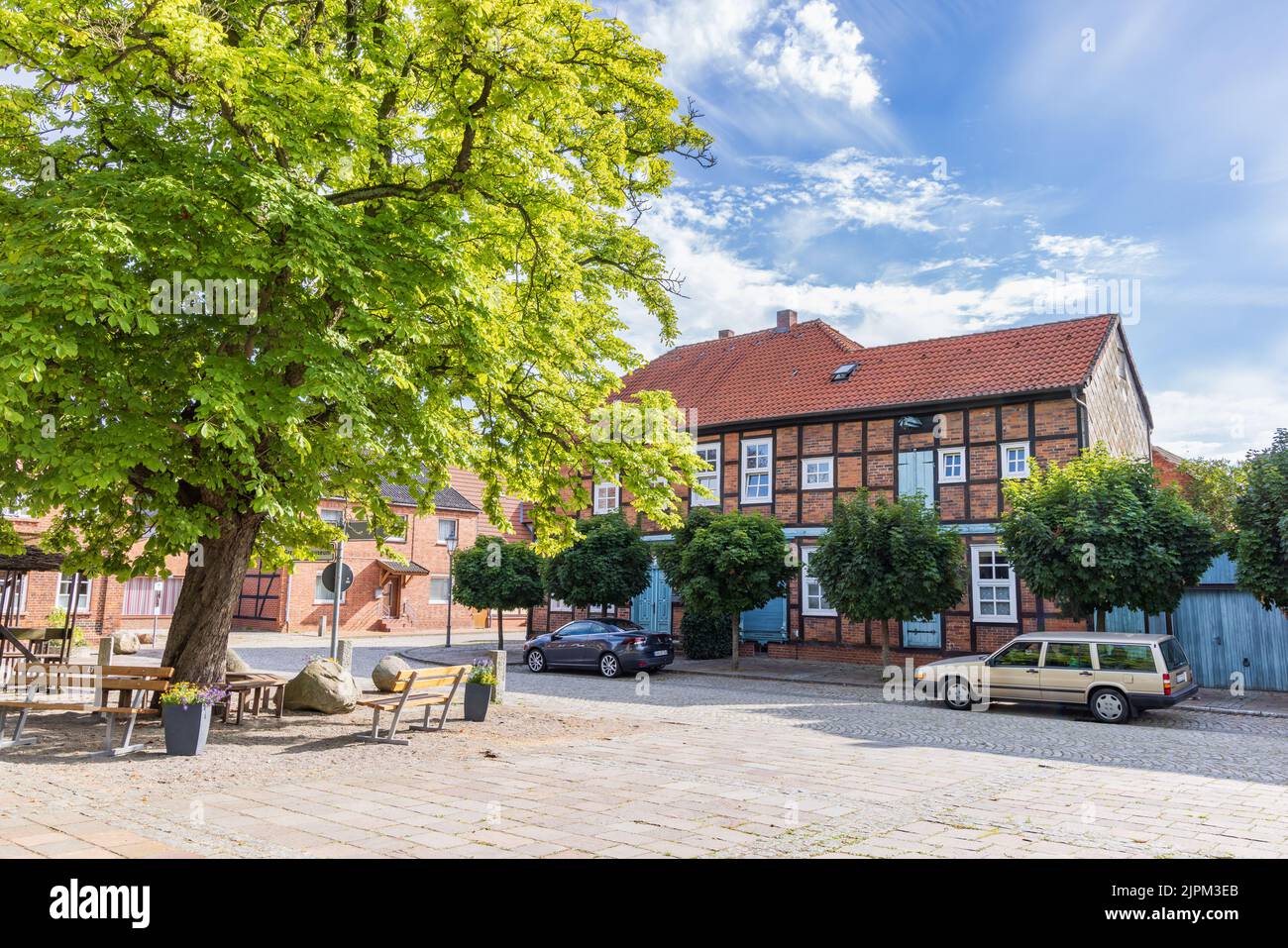 Schnackenburg, Allemagne - 3 août 2022: Vue sur la rue place principale Schnackenburg en Basse-saxe Allemagne à l'ancienne frontière entre l'Allemagne de l'est et l'Allemagne de l'Ouest Banque D'Images