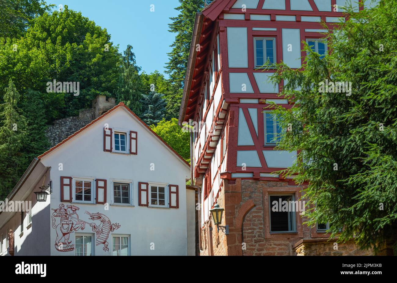 Miltenberg, Allemagne - 18 juillet 2021: Maisons traditionnelles sur la route menant au château Banque D'Images