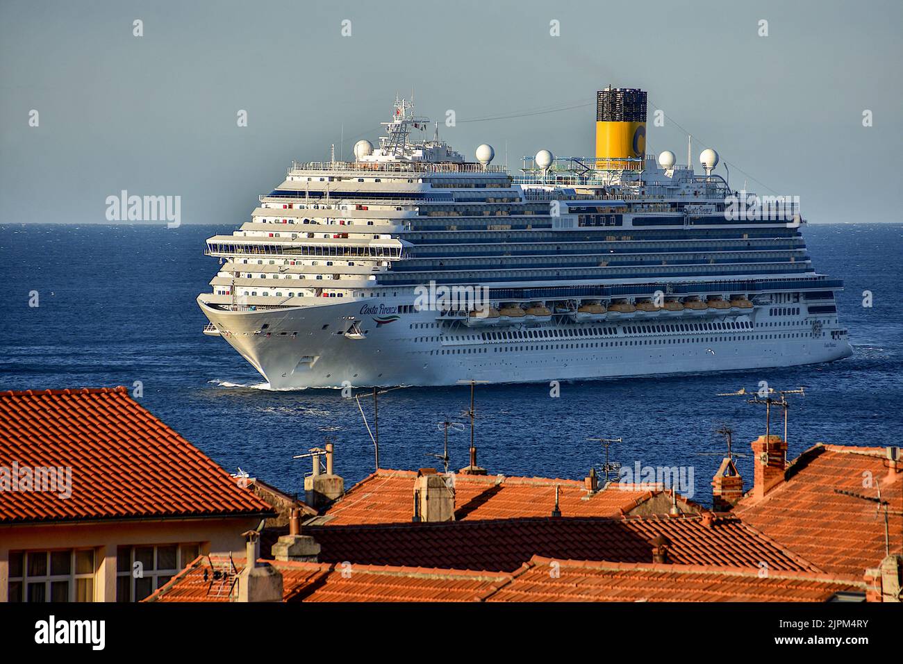 Marseille, France. 19th août 2022. Le paquebot Costa Firenze arrive au port méditerranéen français de Marseille. (Photo de Gerard Bottino/SOPA Images/Sipa USA) crédit: SIPA USA/Alay Live News Banque D'Images