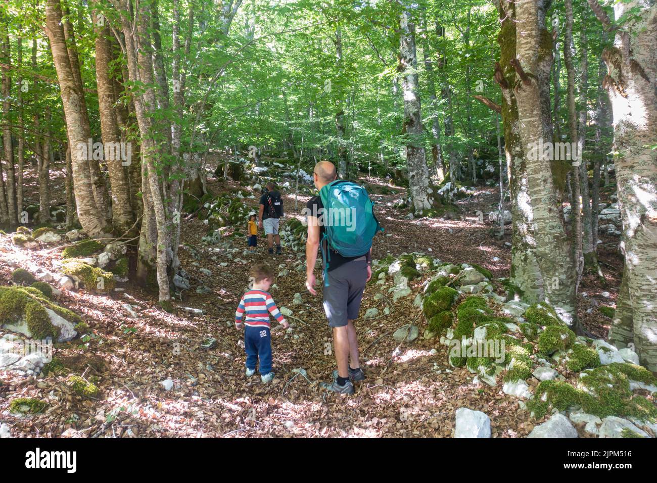 Pescasseroli, Abruzzes, Italie - un seul parent trakking avec des enfants Banque D'Images