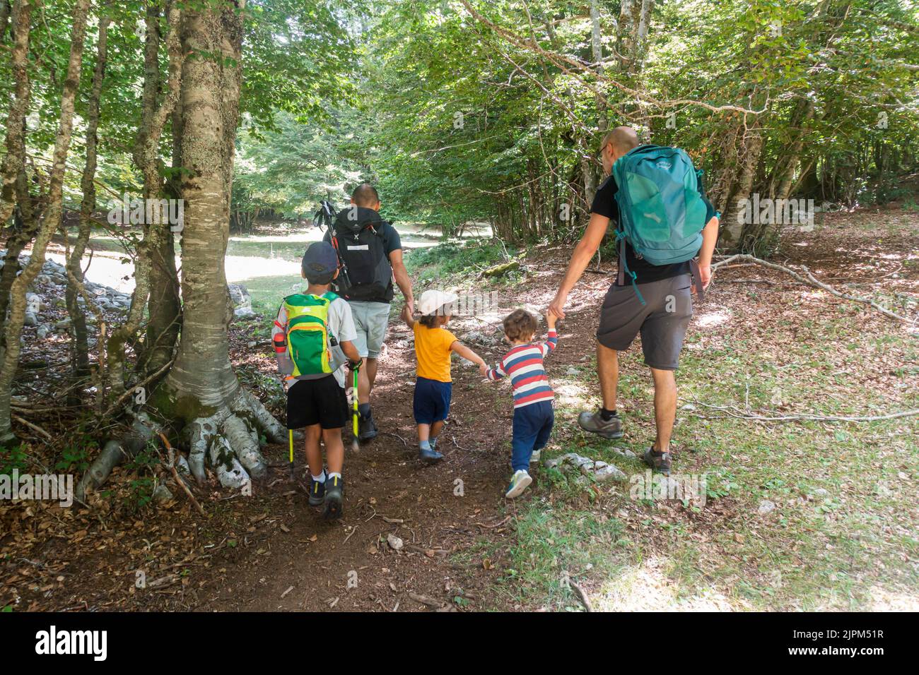 Pescasseroli, Abruzzes, Italie - un seul parent trakking avec des enfants Banque D'Images