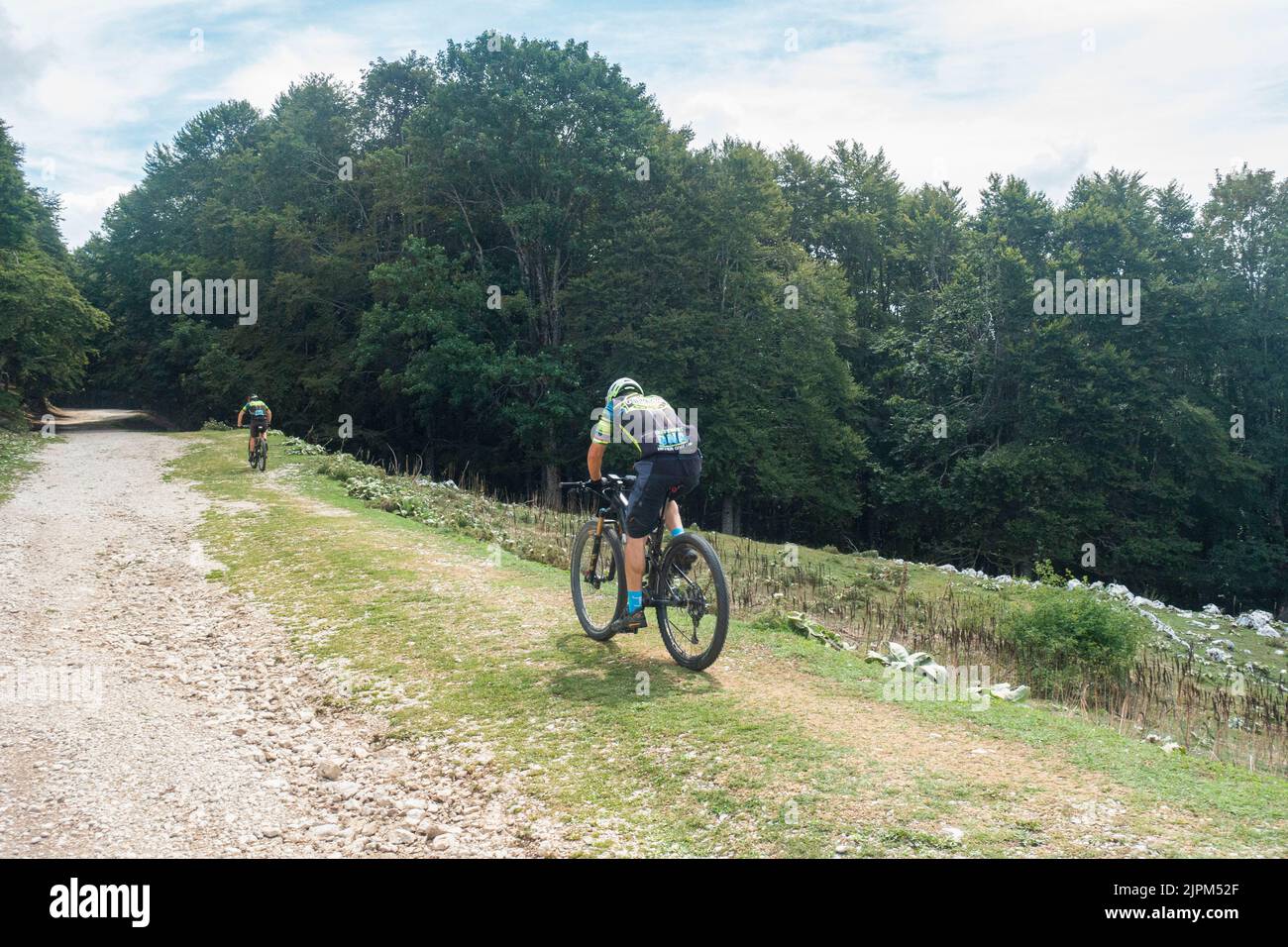 Pescasseroli, Abruzzo, Italie - Homme Cyclisme sur VTT sur la chaîne des Apennins Maountains Banque D'Images