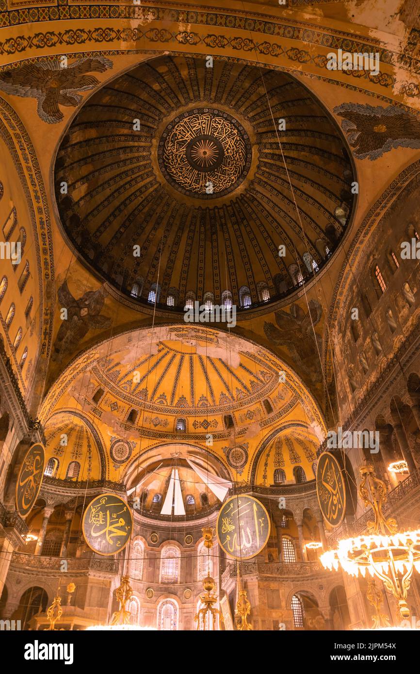Intérieur ou intérieur de la basilique Sainte-Sophie ou de la mosquée Ayasofya. Photo d'arrière-plan islamique ou ramadan ou kandil ou lalat al-qadr ou kadir gecesi. Turke d'Istanbul Banque D'Images