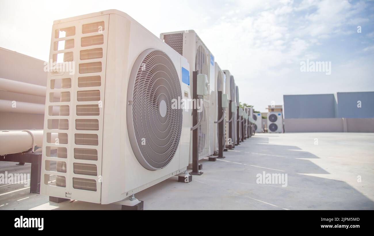 Climatisation (HVAC) sur le toit d'un bâtiment industriel Banque D'Images