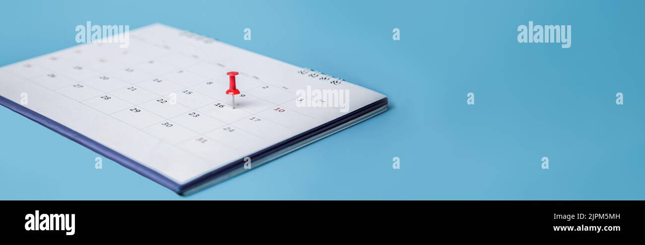 Code PIN rouge sur le calendrier des événements. Calendrier du planificateur sur fond bleu, planifier les réunions d'affaires. Banque D'Images