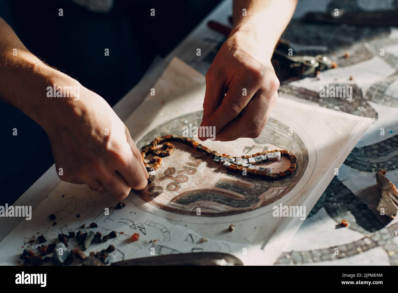 Esquisse de matériaux et outils pour la fabrication de mosaïques de verre en smalt de couleur. Master class de fabrication de mosaïque femme ancien portrait grec. Banque D'Images