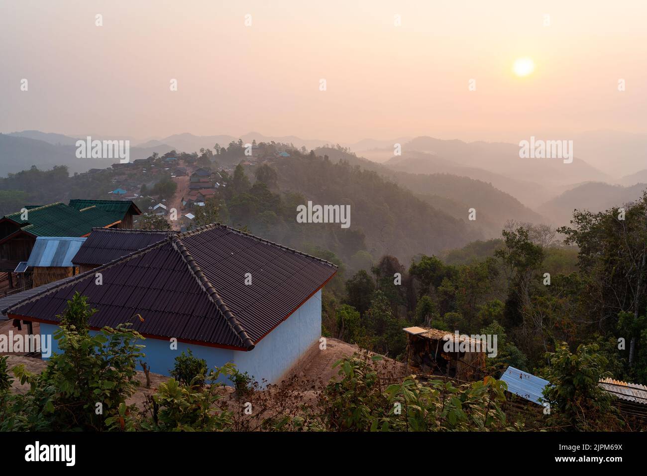 Un gros plan du village ethnique rural de Ban Namxa à Luang Namtha, au Laos, au coucher du soleil Banque D'Images