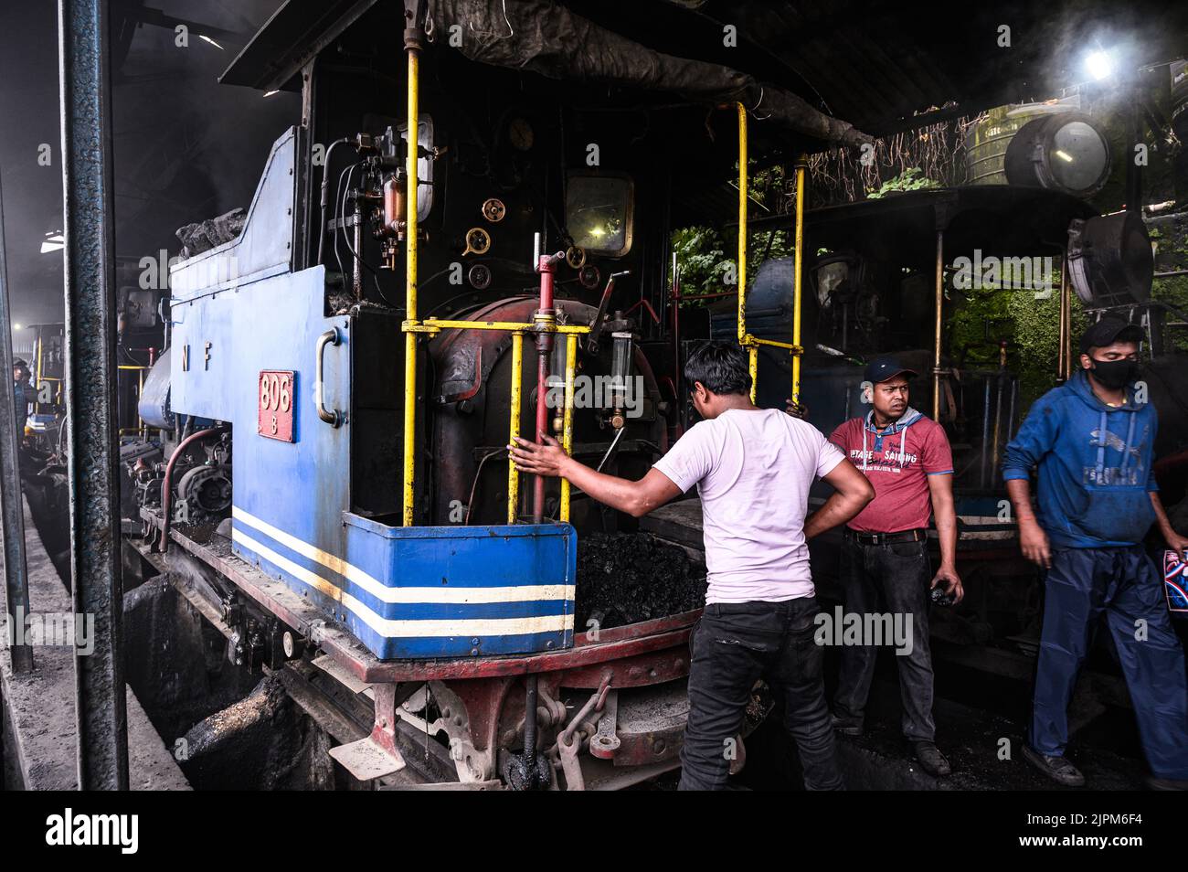 Le chemin de fer Darjeeling Himalayan, site classé au patrimoine mondial de l'UNESCO, également connu sous le nom de DHR ou Toy train, est un chemin de fer de 610 mm qui relie New Jalpaiguri et Darjeeling dans l'État indien du Bengale occidental. Il monte d'environ 100 m au-dessus du niveau de la mer à New Jalpaiguri à environ 2 200 m (7 200 pi) à Darjeeling, en utilisant six zigzag et cinq boucles pour gagner l'altitude. Six locomotives diesel assurent la majeure partie du service régulier, avec des trains touristiques quotidiens de Darjeeling à Ghum, la plus haute gare de l'Inde, et le service de vapeur de Red Panda de Darjeeling à Kurseong. Banque D'Images